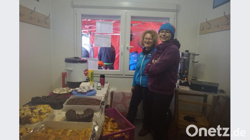 Mit Kuchen, Würstln, Tee und Kaffee sorgt das WSV-Serviceteam für die Verpflegung von Zuschauern und Teilnehmern. Im Bild die Helferinnen Rita Zwick (rechts) und Andrea Spichtinger. Bild: eib