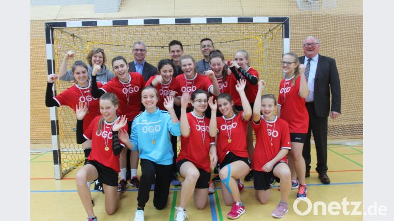 Die Handballerinnen des Ortenburg-Gymnasiums Oberviechtach holten sich in der Gruppe M III/1 souverän den Titel des Oberpfalzmeisters. Bild: frd