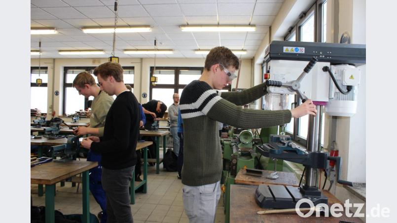 Auch in handwerklichen Fertigkeiten hatten die angehenden Landwirte beim Berufswettbewerb ihr Können unter Beweis zu stellen. Bild: pko