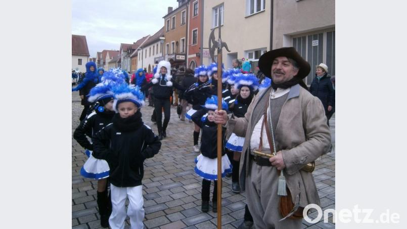 Seit der Wiedergeburt des Hirschauer Faschings führt Sepp Strobl den Kinder-Gaudiwurm an, jedes Mal in anderer Kostümierung – 2016 etwa in der des Nachtwächters. Hinten Bildmitte: Regina Merkl. Archivbild: u