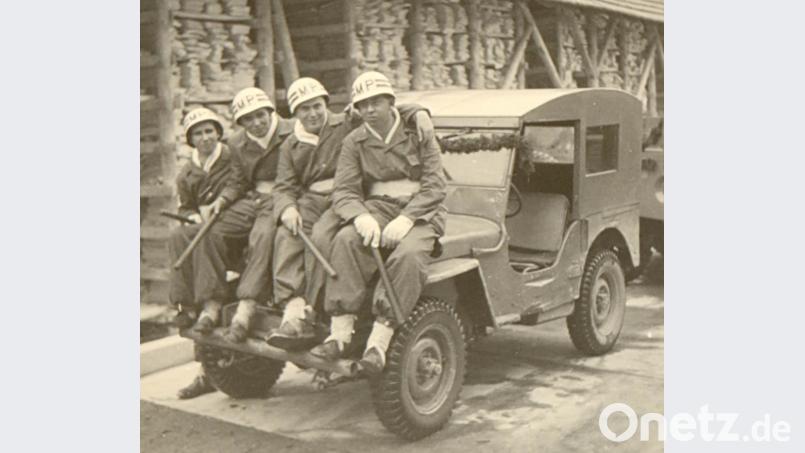 Die Kaolinbetriebe AKW und Gebrüder Dorfner beteiligten sich aktiv an den Faschingszügen. Karl Fleischmann, Sepp Birner, Rudl Kokott und Direktor Oskar Hallbauer waren als Amerikaner im Jeep unterwegs. Archivbild: u