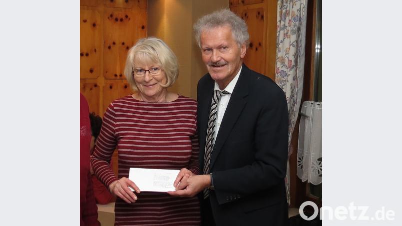 Die Freien Wähler Weiden mit Vorsitzenden Bernhard Schlicht gratulieren Gründungsmitglied Waltraud Hörner zum 70. Geburtstag. Bild: Dobmeier