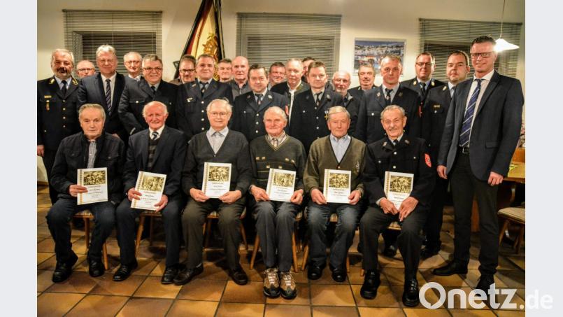 Die geehrten Mitglieder zusammen mit den Vertretern der Feuerwehrführung und Landrat Richard Reisinger (stehend, Dritter von links) und Bürgermeister Hermann Falk (stehend rechts). Bild: fdl