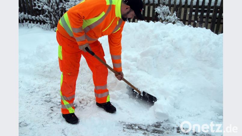 Starker Schneefall bedeutet für die Bauhofmitarbeiter - wie hier in Pressath - Dauereinsatz. Bild: jma