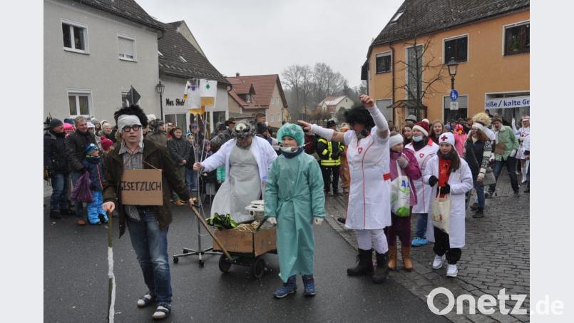 Zum 24. Mal schlängelt sich heuer am Faschingssonntag, 3. März, wieder ein bunter Gaudiwurm durch die Straßen von Altenstadt. Archivbild: dob