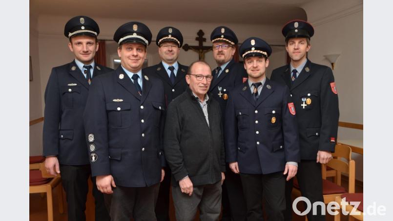 Josef Winklmanns Leben war die Feuerwehr. Das wurde auch bei der Feier anlässlich des 70. Geburtstags überdeutlich. Die Pfrentscher Abordnung mit zweitem Kommandant Stefan Lang, erstem Kommandant Andreas Neuber und Vorsitzendem Thomas Müller gratulierten Josef Winklmann genauso wie die Böhmischbrucker Abordnung mit Vorsitzendem Reinhard Wiesent, Stellvertreter Richard Seegerer und Schriftführer sowie Jugendwart Bernhard Keck (von links). Bild: dob