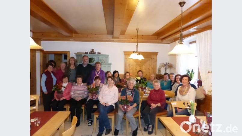 Die Blumenschmuck-Garde in Eckeltshof: Stehend Vierte von links Bürgermeisterin Brigitte Bachmann, ganz rechts sitzend Ortsbäuerin Erika Loos. Bild: fm
