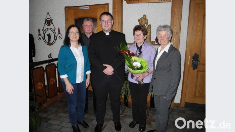 Bei der KAB-Hauptversammlung gratulierten (von links) Schriftführerin Ingrid Reinhardt, Kassier Klemens Krieger, Kaplan Daniel Fenk der Jubilarin Lieselotte Zellerer für 40-jährige Mitgliedschaft. Teamsprecherin Theres Luber (rechts) schloss sich den Glückwünschen an. Bild: thl