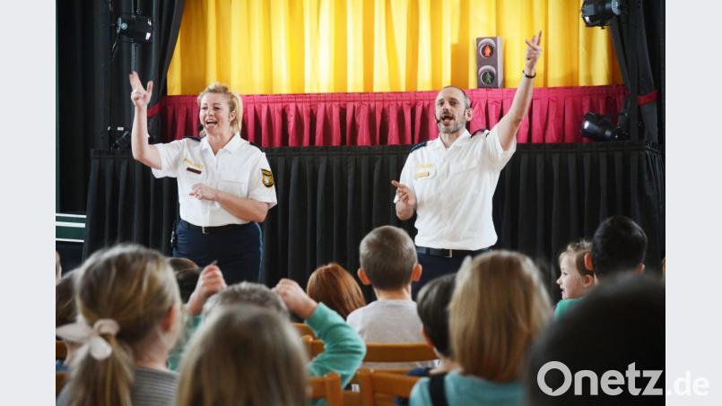 Bei Rot stehen, bei Grün gehen: Beim Heimspiel in Rothenstadt erklären die Akteure der Weidener Polizei-Puppenbühne den Kindern spielerisch die Verkehrsregeln. Bild: Gabriele Schönberger