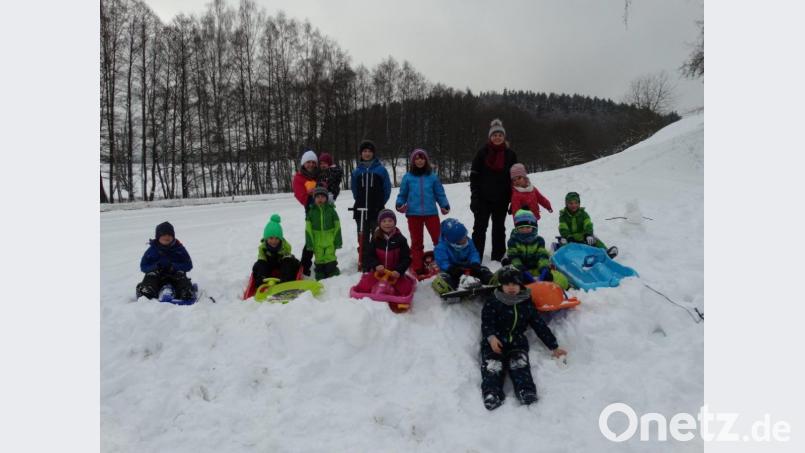 Viel Spaß hatten die Kinder des SV Trevesen beim Schlittenfahren, hinten rechts Vorsitzende Beate Sporrer. Bild: twg