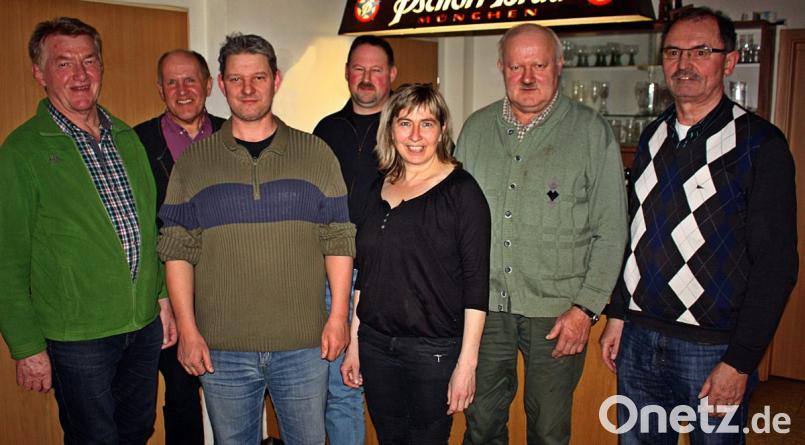 Der neue Vorstand des Schnupferclubs und ausgeschiedene Führungsmitglieder (von links): Josef Gallersdörfer, Bürgermeister Michael Bauer, Marcus Beer, Andreas Pausch, Christine Würth, Hans Kick und Lorenz Gebert. Bild: zer