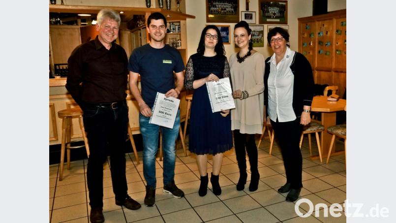 Freudige Gesichter gibt es bei der Spendenübergabe (von links): Vorsitzender Norbert Altmann, Tobias Hirn (First Responder), Stefanie Gebhard und Marinna Daubenmerkl (Kinderfeuerwehr) und Kassenverwalterin Helga Vogt. Bild: gio