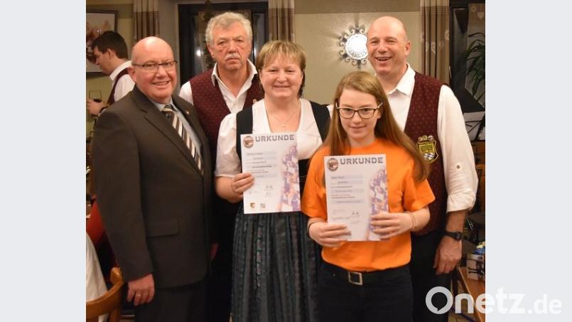 Ehrungen bei der Stadtkapelle: Walter Obermeier wurde für 50 Jahre aktives Musizieren ausgezeichnet, die beiden Nachwuchsmusikerinnen Alicia Jäger und Nadja Gleixner wurden in das Orchester aufgenommen. Bild: exb