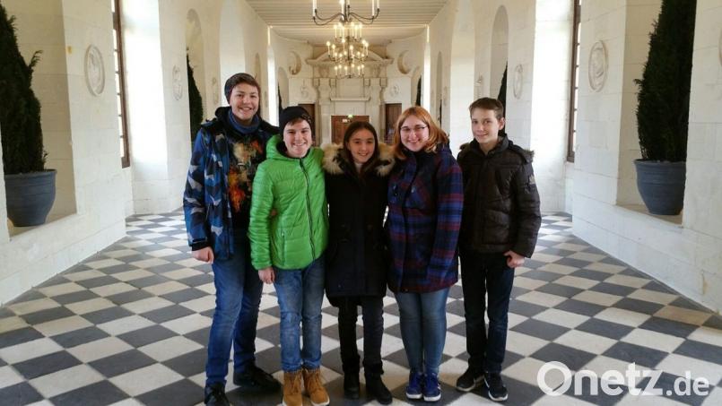 Die Gregor-Mendel-Gymnasiasten in dem Loire-Schloss Chenonceau (von links): Sebastian Klopsch, Fabian Scheuerer, Violetta Kaiser, Viktoria Hummel und Tobias Salfetter. Bild: Madlen Raub/exb