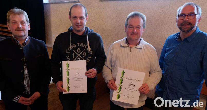 Die Waldbesitzer ehren langjährige Mitglieder. Von links: Vorsitzender Hans Meierhöfer, Gerhard Käs, Karl Einweg und Geschäftsführer Michael Bock. Bild: le