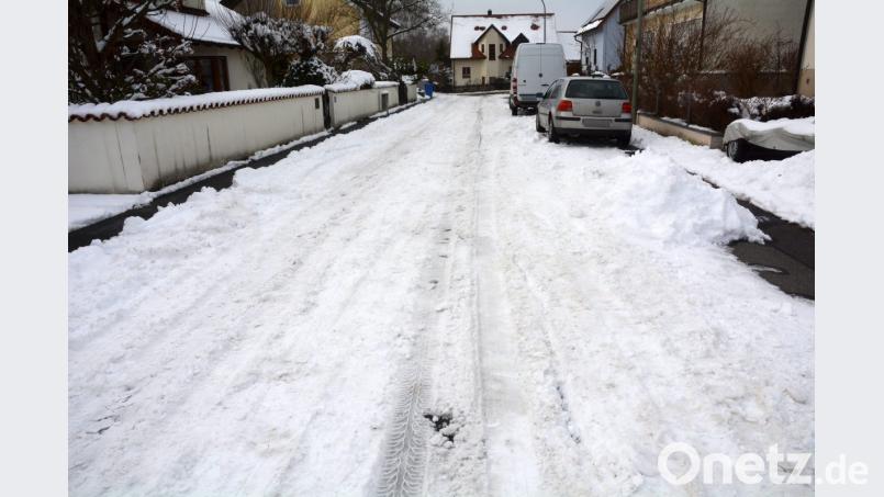 Hier muss der Winterdienst noch ran: So sah es am Mittwoch in vielen weniger befahrenen Wohnstraßen in Weiden aus. Bild: Gabi Schönberger