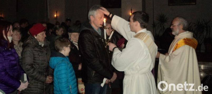Diakon Dominikus Hartmann und Pfarrer Heinrich Rosner (rechts) erteilen den Blasiussegen. Bild: ksi