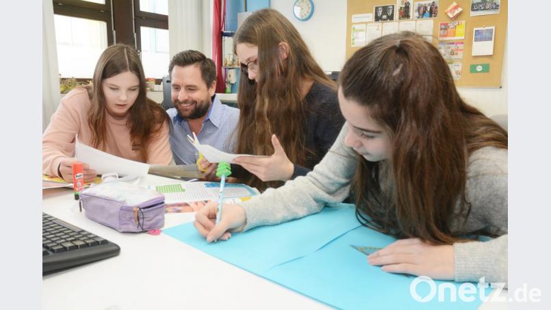 Nicht nur digital, sondern auch mit analogen Mitteln versucht Andreas Weiß seine Schülerinnen auf die Gefahren des Internets hinzuweisen. Bild: Gabi Schönberger