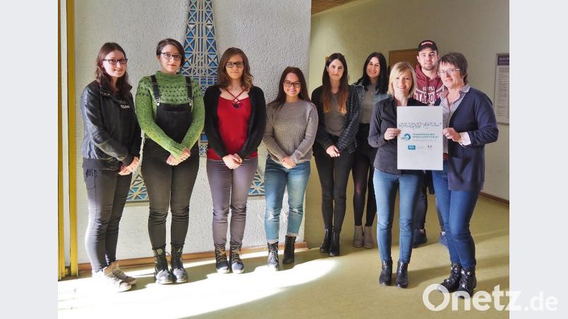 Über die Ernennung zur DELF-Partnerschule freuen sich die Französisch-Lehrerinnen Judith Angerer und Daniela Fuhrmann (Vordergrund von links). Mit dabei auch ehemalige und zukünftige
Prüfungsteilnehmer. Bild: Bühner
