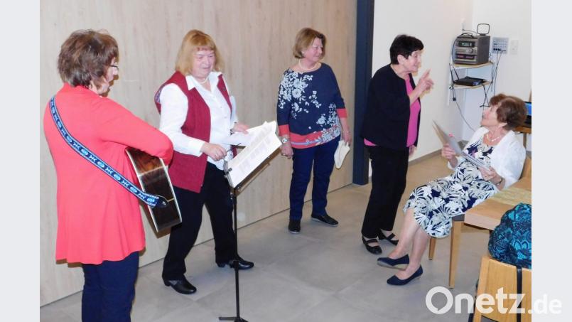 Ein Ständchen der besonderen Art: Agnes Horn, Ursula Dadder, Elfriede Bräutigam und Rita Grüner vom Katholische Frauenbund Mockersdorf kleiden Anekdoten aus dem Leben des Gründungsmitglieds Mathilde Olischer (rechts) in ein Lied. Bild: hai