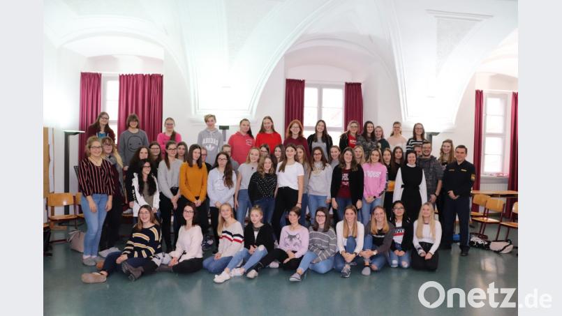 Die Schülerinnen zusammen mit Referenten und Lehrkräften. Bild: exb