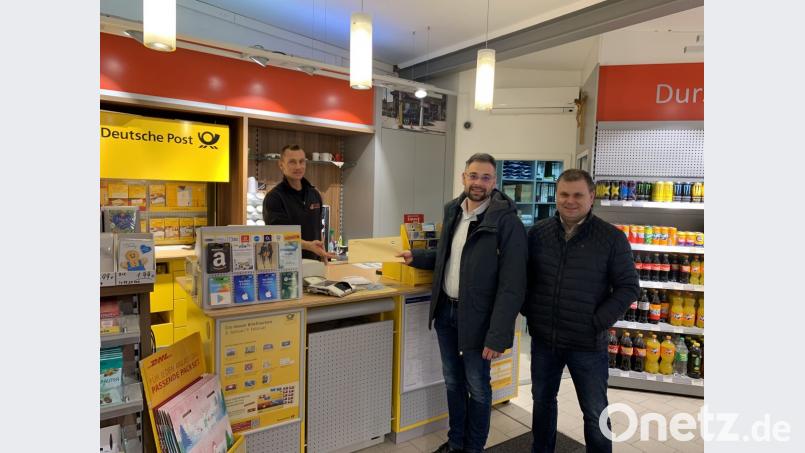 Die Unterlagen werden mit der Post auf die Reise geschickt. Bürgermeister Karlheinz Budnik und Alexander Herzner hoffen, dass die Kriterien für die Bewerbung um den Titel Fairtrade-Town erfüllt sind. Bild: exb