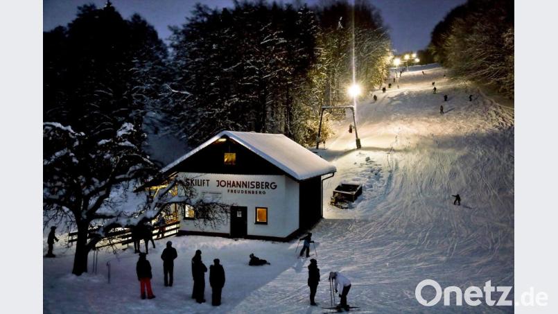 Skispaß direkt vor der Haustür - und das sogar nachts. Am Johannisberg in Freudenberg ist am Donnerstag wieder Flutlicht-Liftbetrieb. Bild: Hermann Koch