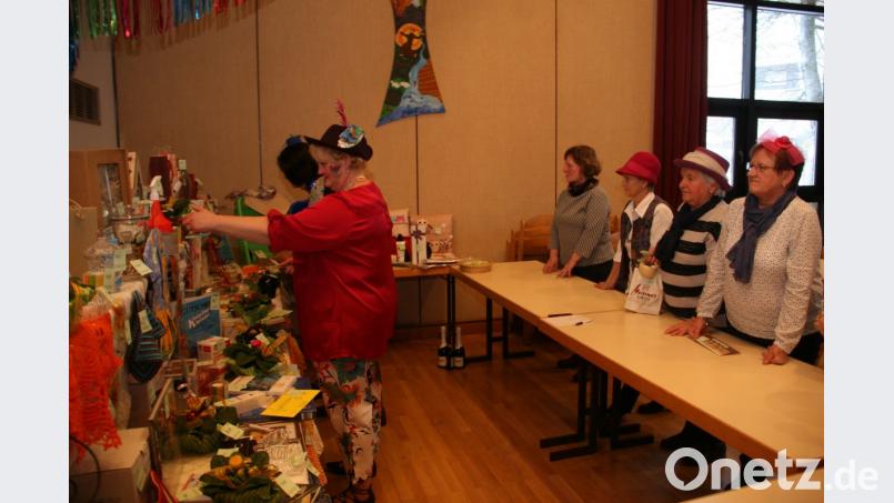 Begleitender Höhepunkt beim Faschings-Kaffeekränzchen war die Tombola, in der zahlreiche Sachpreise auf Gewinner warteten. Bild: wro