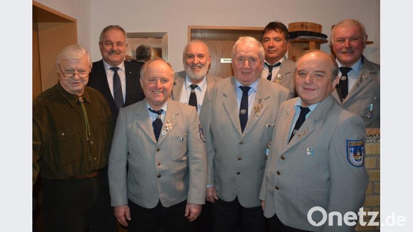 Neuwahlen gab es bei der Soldatenkameradschaft Leonberg. Im Bild (von links) Konrad Eisner, Bürgermeister Johann Burger, 2. Vorsitzender Konrad Wölfl, Otto Lippert, Vorsitzender Reiner Köppel, Johann Putzer, Hans Wölfl und Gottfried Bayer. Bild: jr