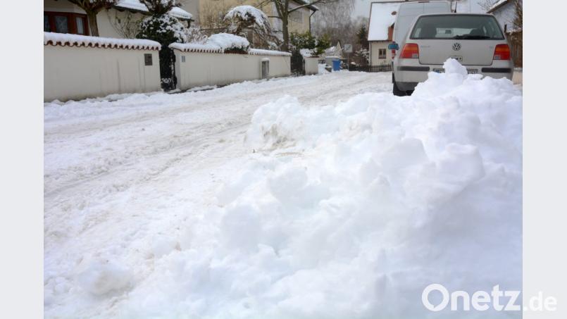 Hier muss der Winterdienst noch ran: So sah es am Mittwoch in vielen weniger befahrenen Wohnstraßen aus Bild: Gabi Schönberger