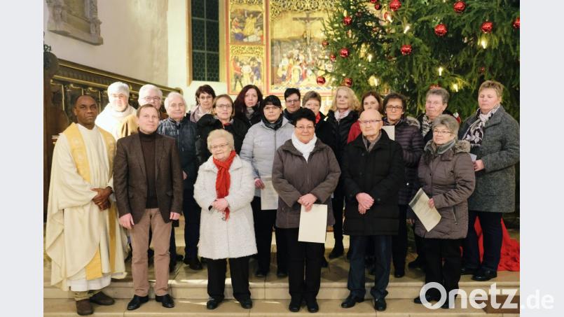 Insgesamt 22 Sänger wurden, begleitet vom herzlichen Beifall der Gottesdienstbesucher, für langjähriges Mitwirken im Chor der Pfarrei St. Laurentius mit Urkunden der Diözese Regensburg ausgezeichnet. Vier Sängerinnen nahmen Abschied. Unser Bild zeigt die Geehrten (einige fehlten oder wurden vertreten) mit Stadtpfarrer Thomas Jeschner, Pfarrer Paul und Chorleiter Joachim Steppert. Bild: do