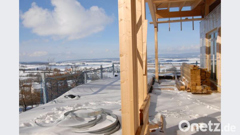 Mit einer Tasse Kaffee auf der Terrasse des Infozentrums Rauher Kulm den Blick über die Region schweifen lassen – wann werden diese Wünsche eines müden Wanderers oder Neustädters endlich Wirklichkeit? Bild: ow