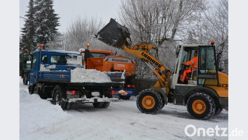 Mit Fräsen, Radladern und Lastwagen sind Bauhof-Mitarbeiter seit Mittwochmorgen im Einsatz, um aufgetürmte Schneemassen aus den Straßen zu entfernen. Bild: jr