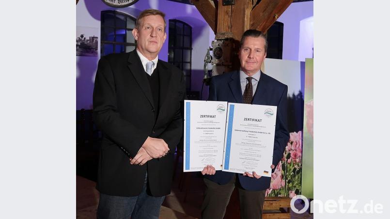 Das Deutsche Institut für Nachhaltigkeit und Ökonomie nutzte den Festakt für eine weitere Ehrung. Es bescheinigte Schlossbrauerei und Güterverwaltung eine umfassende Nachhaltigkeitsprüfung in den Bereichen Ökologie, Ökonomie und Sozialkompetenz. Geschäftsführer Stefan Dissel (links) beglückwünschte Eberhard Freiherr von Gemmingen-Hornberg (rechts) und übergab die Bescheinigungen. Bild: bsc