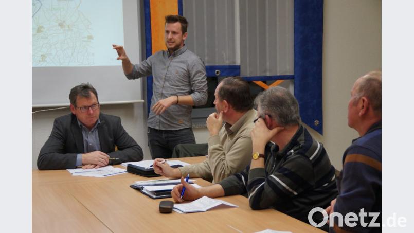 Sebastian Krysa (stehend) vom beauftragten Planungsbüro Breitbandberatung Bayern GmbH, Neumarkt gibt den Gemeinderäten einen Sachstandsbericht über den Breitbandausbau. Bild: weu