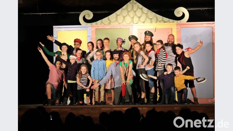 Das Ensemble von „Pippi Langstrumpf“ wurde bei der Premiere in Pfreimd gefeiert. Zwei weitere Vorstellungen stehen am Freitag und Samstag in der Landgraf-Ulrich-Schule auf dem Plan. Bild: exb