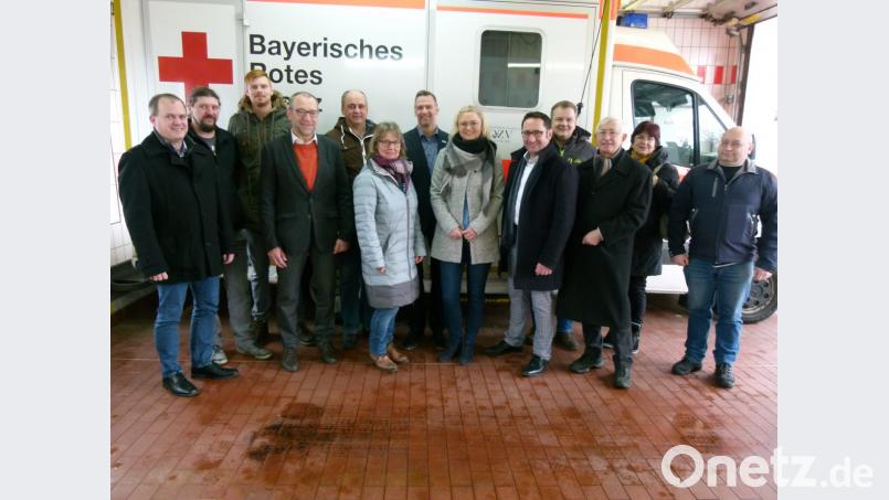 Stellvertretender Wachleiter Gerhard Müller (Zweiter von links) heißt die Freien Wähler in der Rettungsstelle willkommen. Der Delegation gehören unter anderem MdL Tobias Gotthardt (Fünfter von rechts), zweiter Bürgermeister Karl Lorenz (Vierter von links), Kreisrat Karl Meier (Dritter von rechts) sowie die Ortsvorsitzenden Thomas Riedl (Eschenbach/Mitte)(7. v.li.), Holger Götz (Speinshart/links) und Thomas Scharf (Grafenwöhr/Vierter von rechts) an. Bild: rn