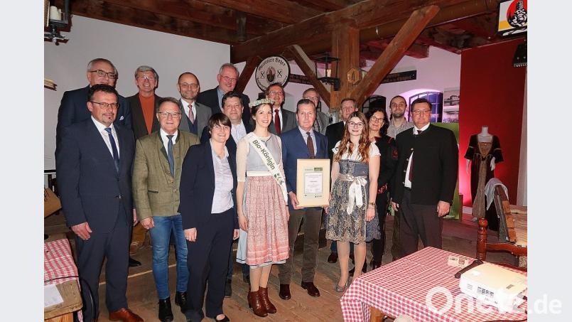 Zum Gewinn des Innovationspreises für Bayerns beste Bio-Produkte gratulierten bei einer Feierstunde zahlreiche Ehrengäste Eberhard Freiherr von Gemmingen-Hornberg (vorne, Zweiter von rechts) und Thomas Schultes (vorne rechts), Geschäftsführer der Friedenfelser Betriebe. Die Auszeichnung überreichten (vorne von links) die Geschäftsführerin der LVÖ Bayern Cordula Rutz und die Bio-Königin aus dem Allgäu, Carina Bichler. Bild: bsc