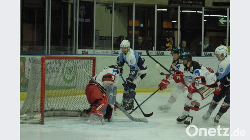 Marco Habermann scheitert am Landshuter Goalie Patrick Berger: Die Blue Devils unterlagen am vergangenen Sonntag dem EV Landshut mit 1:4 und kassierten damit im achten Meisterrundenspiel die sechste Niederlage. An diesem Wochenende treffen die Weidener auswärts auf den Höchstadter EC (Freitag) und zu Hause auf den EC Peiting (Sonntag). Bild: gb