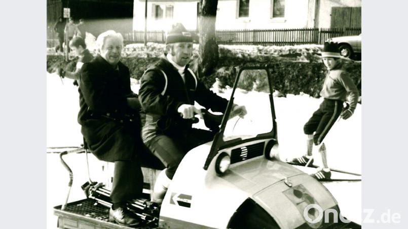 Bild aus der Chronik des WSV: Stolz sitzt Anton Flöttl senior am Steuer des ersten Motorschlittens des Vereins zum Spuren der Loipen. Die Zeiten, in denen per Fuß-Einsatz gespurt wurde, sind mit diesem Gerät vorbei. Bild: eib