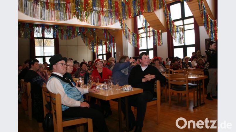 Wohlfühlen und sich verwöhnen lassen. Das galt auch für Zweiten Bürgermeister Fritz Holm (links) und Pfarrer Maximilian Roeb (rechts). Bild: wro