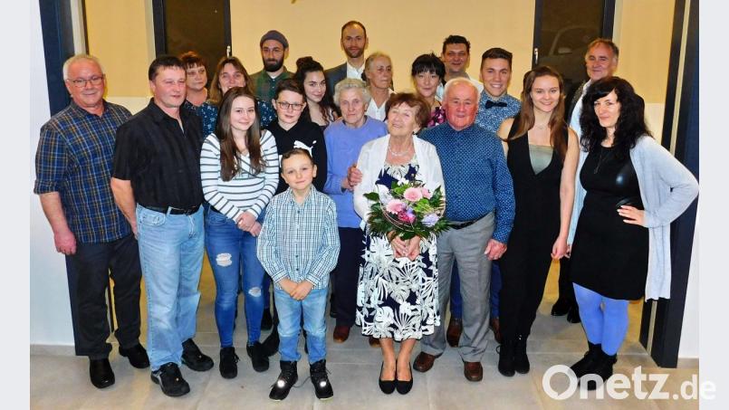 Ihren 80. Geburtstag feiert Mathilde Olischer (vorne mit Blumen) mit ihrem Ehemann Sepp (rechts daneben) sowie ihren Kindern und Enkelkindern. Bild: hai