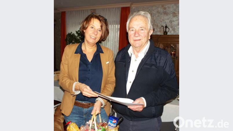 Klaus Görk feiert seinen 80. Geburtstag, wozu ihm Bürgermeisterin Birgit Singer-Grimm gratuliert. Bild: e