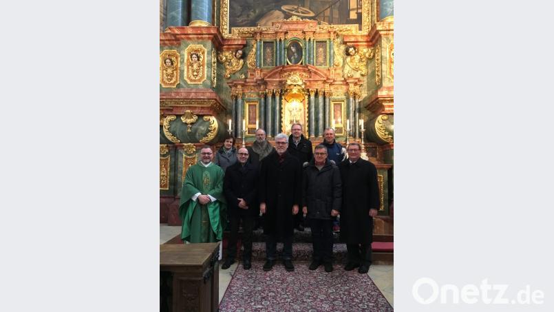 Dekan Markus Brunner (links) heißt in Anwesenheit des alten und neuen Kirchenpflegers Hans Paulus (rechts) die neuen Mitglieder der Kirchenverwaltung von St. Georg willkommen (ab Zweiter von links): Elisabeth Meyer, Stephan Weiß, Robert Seel, Eduard Ritz, Michael Suttner, Norbert Füger und Alexander Bachmann. Bild: ads