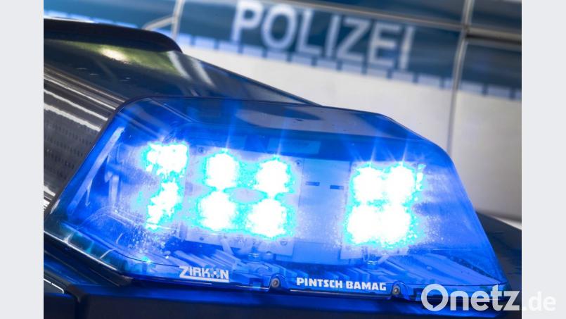 Ein Blaulicht leuchtet auf dem Dach eines Polizeiautos. Foto: Friso Gentsch/Archiv Bild: Friso Gentsch