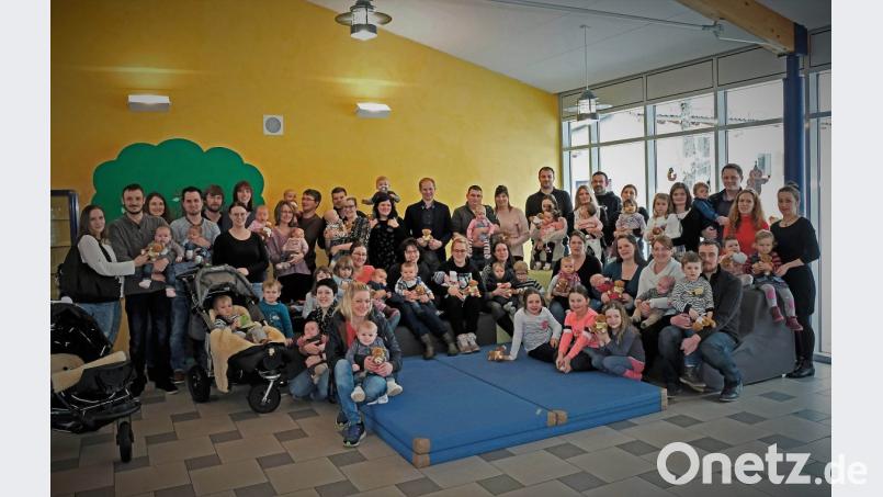 Gerne waren die Eltern mit ihren Kindern zur Baby-Party der Marktgemeinde gekommen, zu der Bürgermeister Konrad Kiener eingeladen hatte. In Wernberg-Köblitz wurden im Vorjahr 44 Kinder geboren. Bild: twi