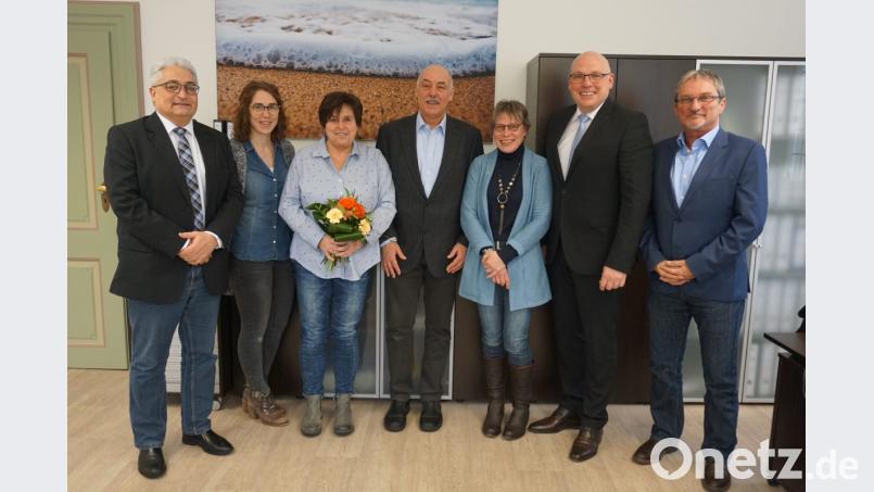 Verabschiedung von Roland Kopp: Im Bild von links Stefan Kolb (Leiter MAK-Service), Franziska Friedrich (Leiterin Personalstelle), Ingeborg Kopp, Roland Kopp, Ute Kaiser (stellvertretende Personalratsvorsitzende), Oberbürgermeister Oliver Weigel, Lothar Friedmann (Hauptamtsleiter). Bild: exb