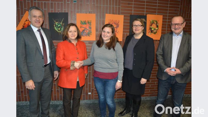 Als Jugendsozialarbeiterin ist Melanie Lottes (Mitte) seit kurzem an der Grundschule Mitterteich tätig. Schulleiterin Renate Zuber (Zweite von links) hieß sie jetzt offiziell willkommen. Mit im Bild Bürgermeister Roland Grillmeier (links) sowie (von rechts) Jugendamtsleiter Emila Slany und Michaela Grießhammer von der gfi Marktredwitz. Bild: jr