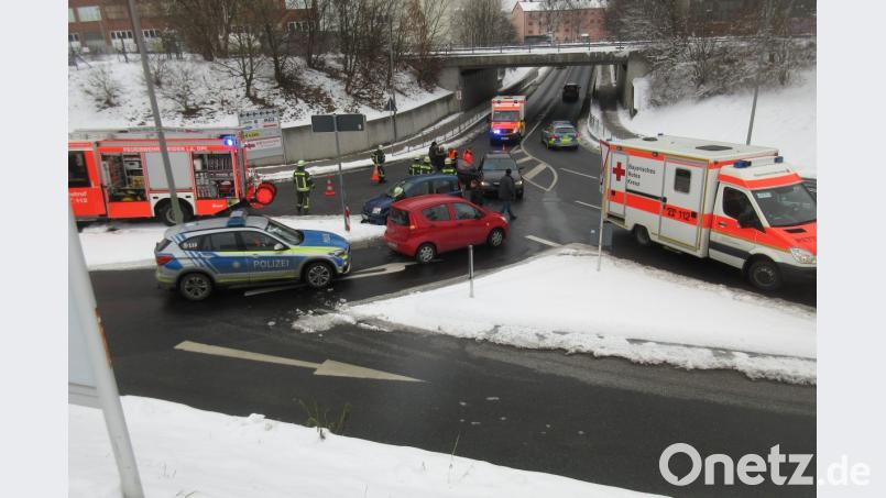 Über die Linksabbiegerspur gerät ein Auto kurz vor der Bahnunterführung in den Gegenverkehr und verursacht einen Unfall, in den zwei Fahrzeuge verwickelt sind. Die beiden Insassen des roten Kleinwagens werden Zeugen des Geschehens . Bild: ui
