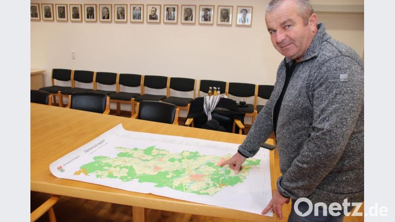 Bürgermeister Josef Deichl und seine &quot;Schatzkarte&quot;. Sie trägt den Namen Flächennutzungsplan und zeigt, wo sich in Schmidgaden mit seinen 18 Ortsteilen Potenzial für eine positive Entwicklung finden lässt. Bild: Thomas Dobler